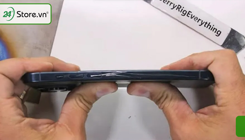 iPhone 15 Pro Max trầy xước khung titan