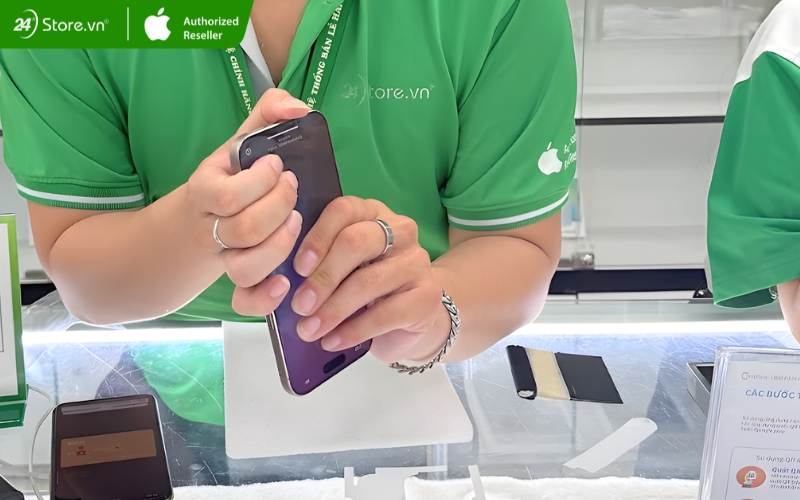 nhân viên 24hstore kiểm tra iphone 16 pro max 256gb cũ trước khi thu mua