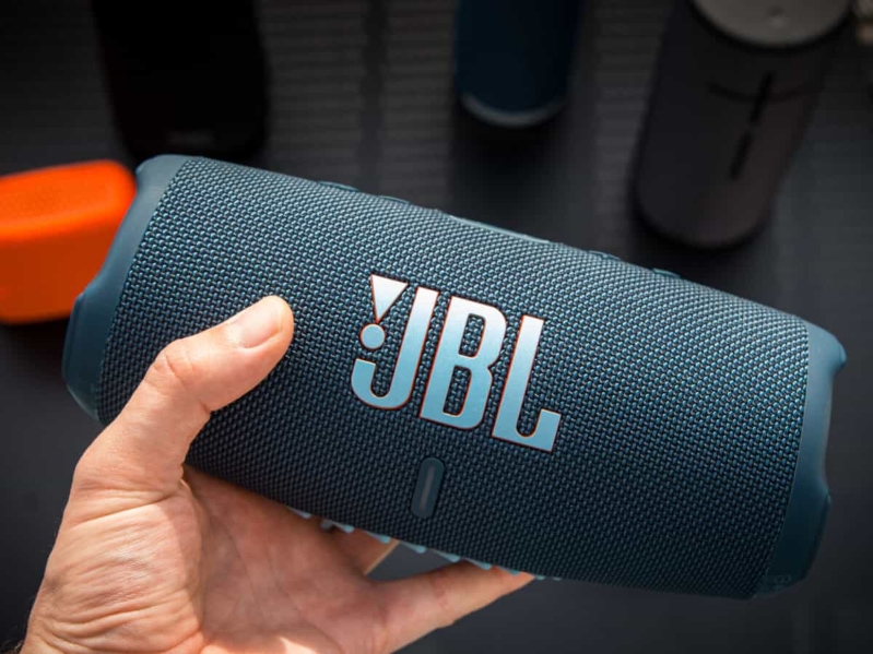 Loa JBL Charge 5 thiết kế nhỏ gọn