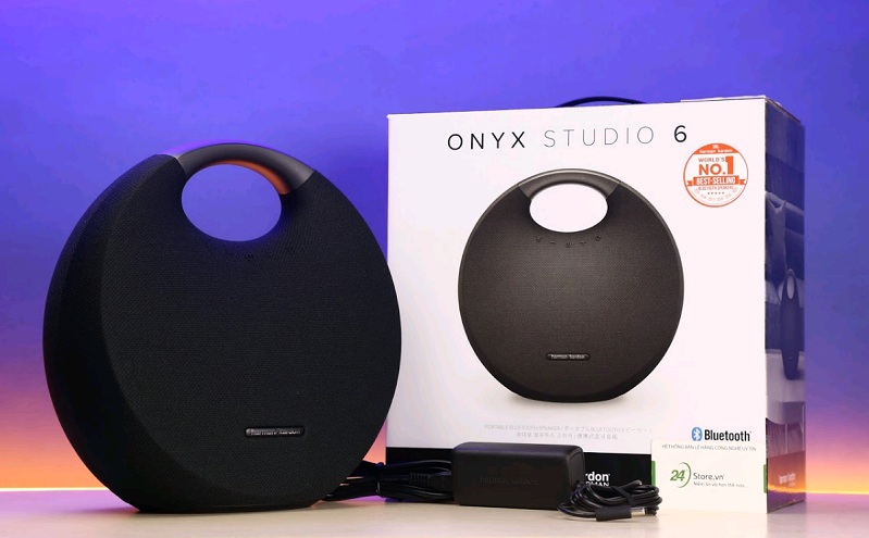 loa Harman/Kardon Onyx Studio 6 Trong hộp đựng loa Harman/Kardon Onyx Studio 6 có kèm bộ sạc