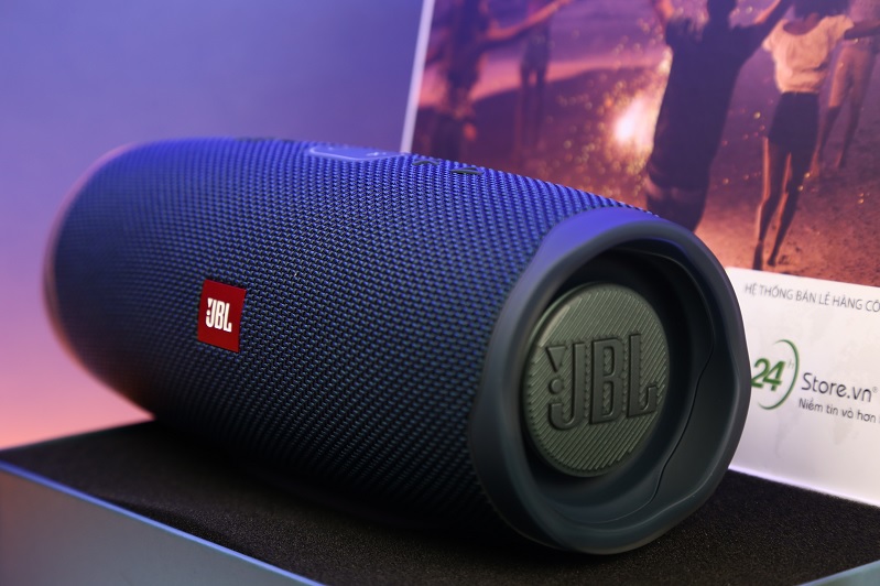 loa JBL Charge 4 Người dùng có thể yên tâm về thời gian phát nhạc của loa trong suốt các buổi tiệc