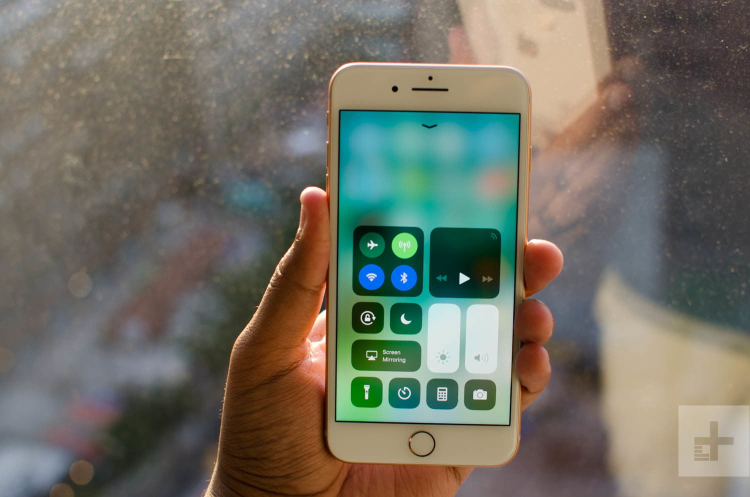 Giá iPhone ở Việt Nam đang rất tốt mua ban iphone 8 tai viet nam gia bao nhieu la hop ly hinh anh 1