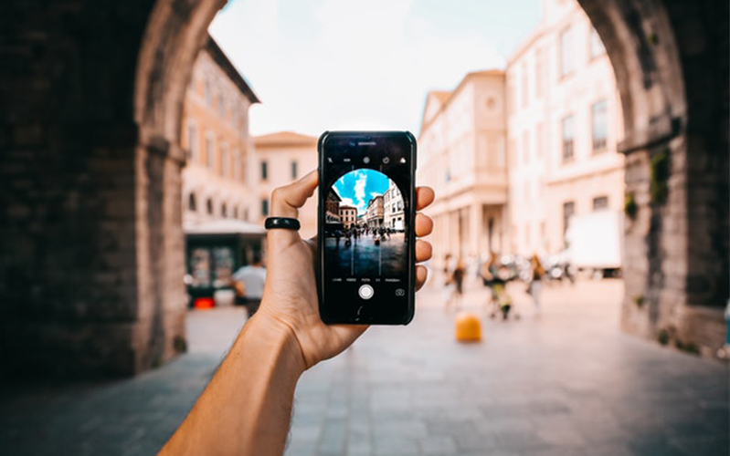 12 phụ kiện iPhone du lịch bạn nên sở hữu 2021 cuoi