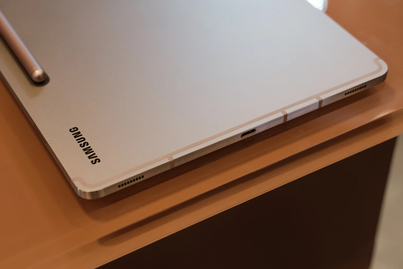 samsung galaxy tab s7 wifi hình 2 Thiết kế ấn tượng mang cảm giác chắc chắn và thuận tiện