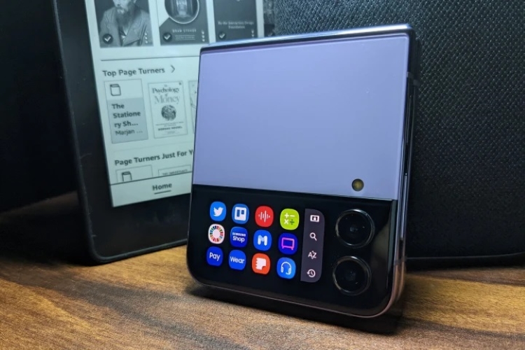 Màn hình phụ của Z Flip là chức năng vô cùng ấn tượng