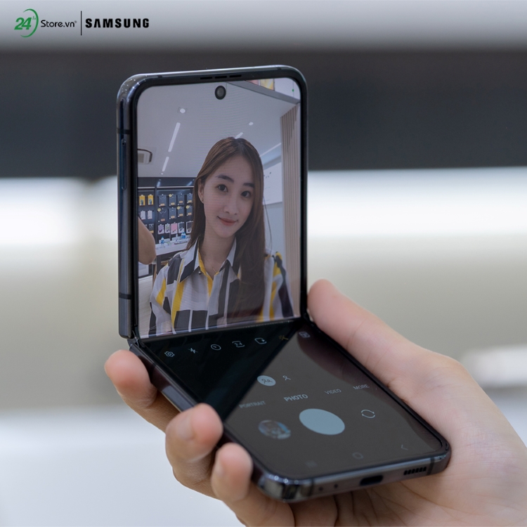 So sánh Flip4 và iPhone 13 Pro Selfie bằng camera trước của Z Flip4