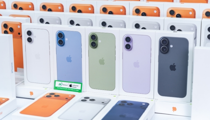 Nên chọn Galaxy S25 hay iPhone 17