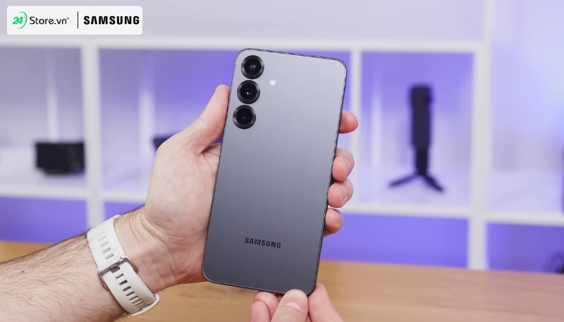 So sánh Galaxy S25 Plus và Galaxy S25 về thiết kế.