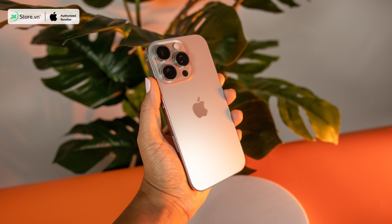 So sánh Samsung S25 Ultra và iPhone 16 Pro Max về thiết kế